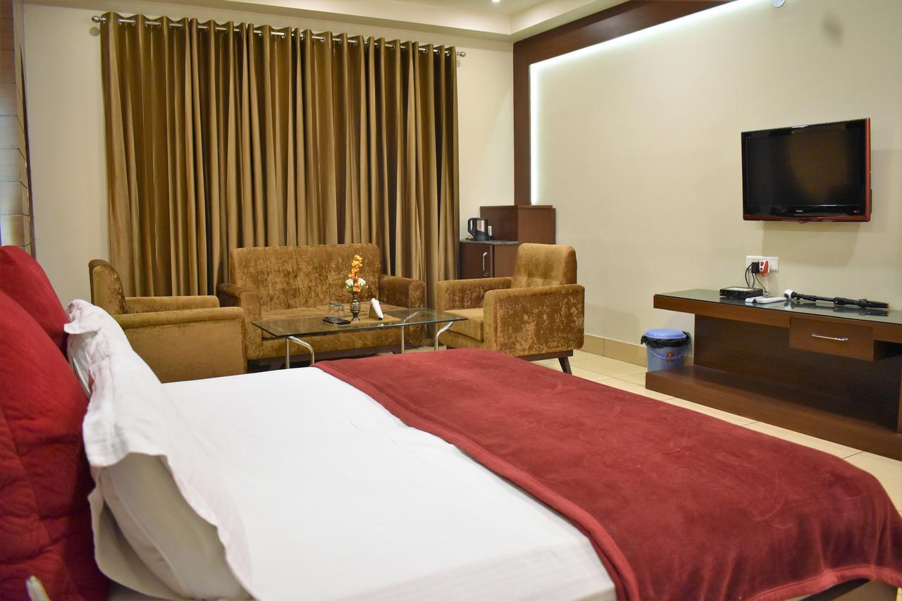 Hotel Ashish Continental Phagwāra Buitenkant foto