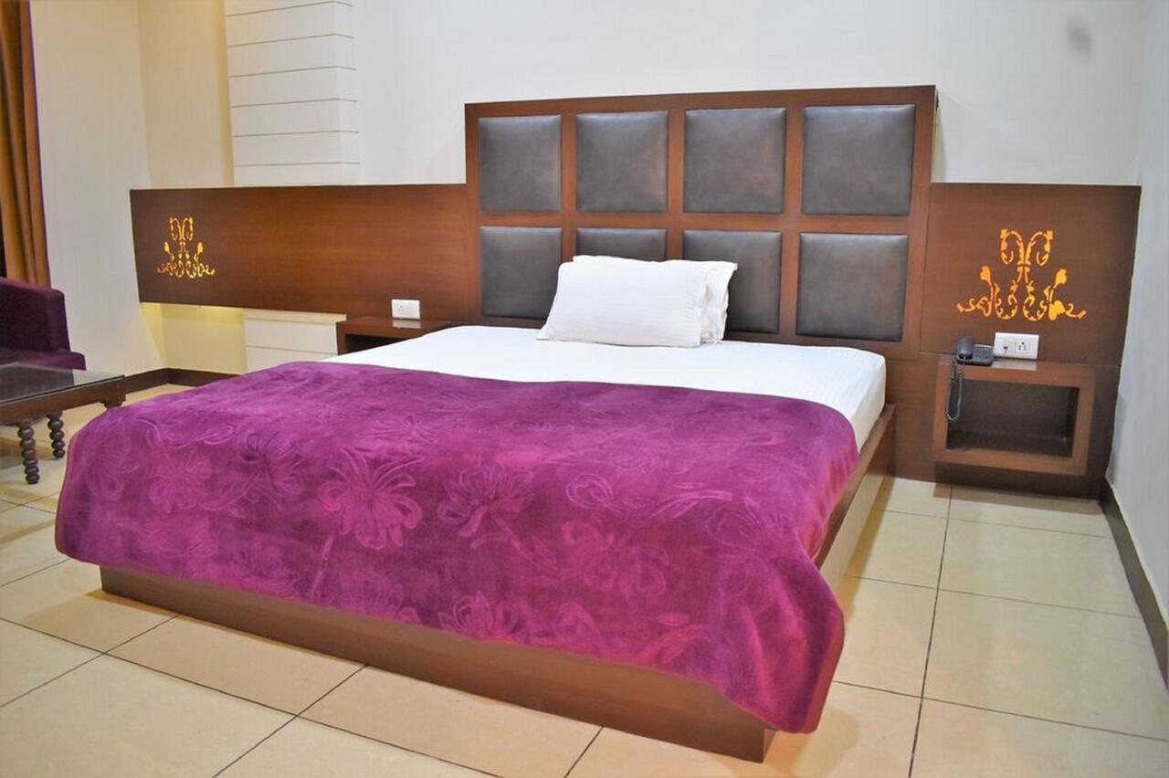 Hotel Ashish Continental Phagwāra Buitenkant foto