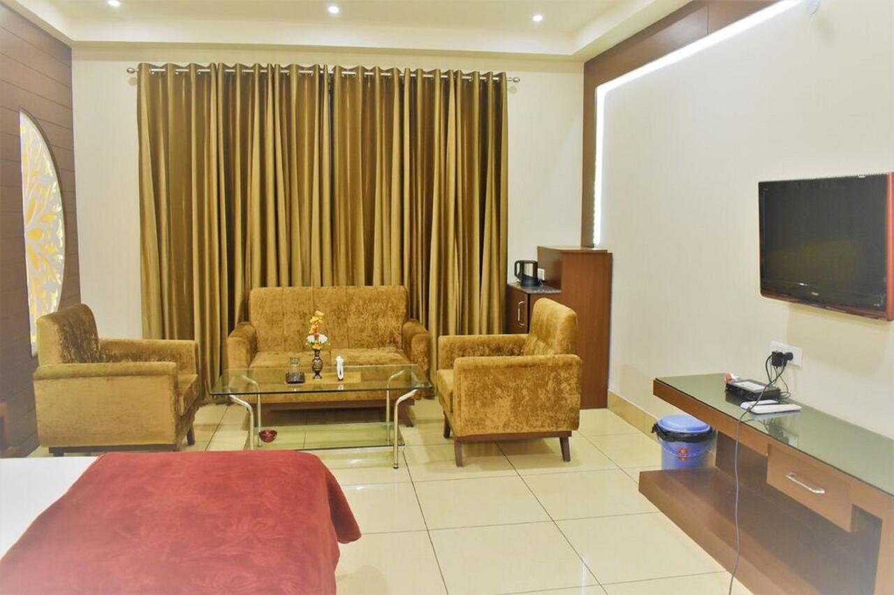 Hotel Ashish Continental Phagwāra Buitenkant foto